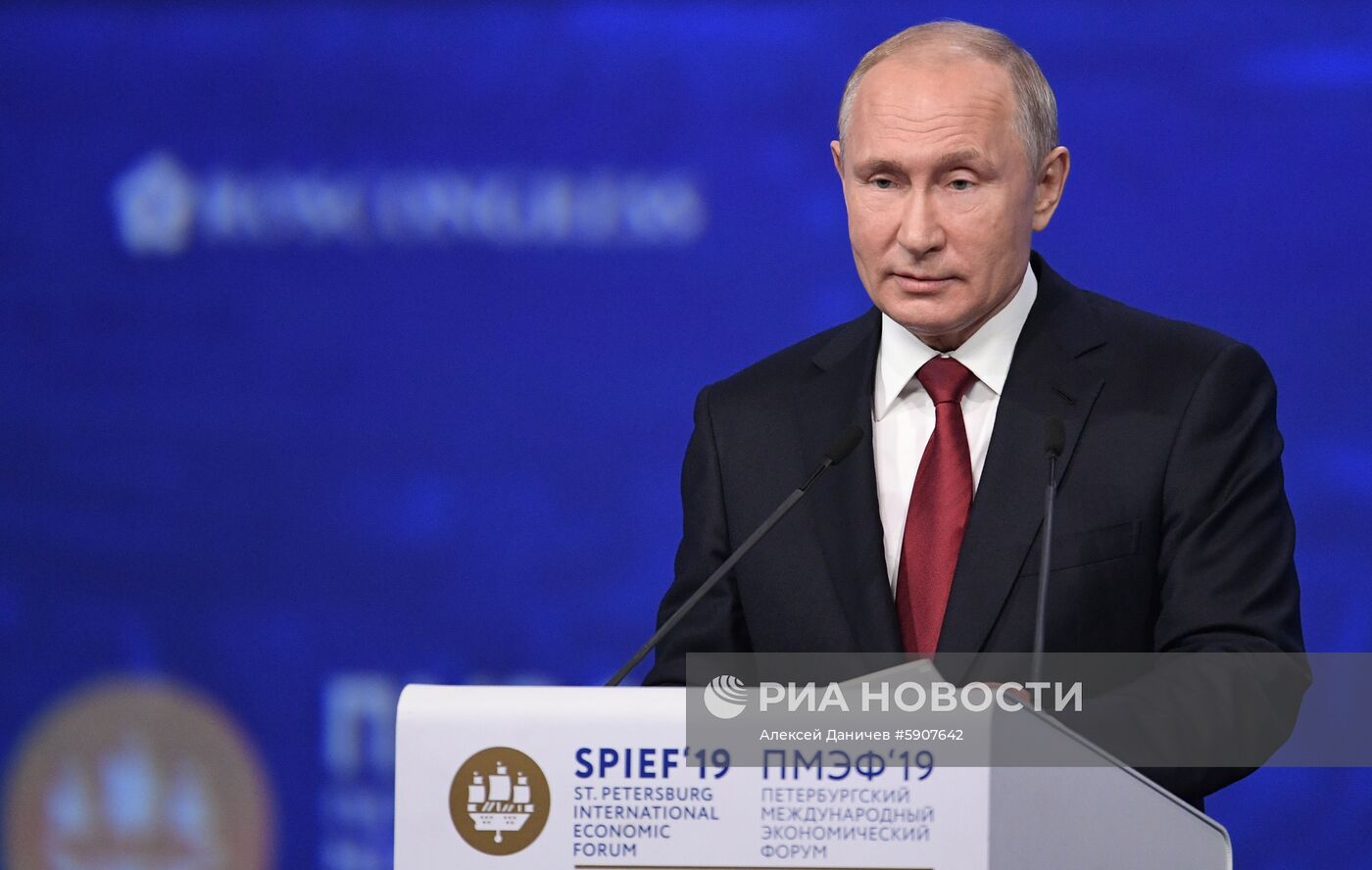 Президент РФ В. Путин на Петербургском международном экономическом форуме. День второй