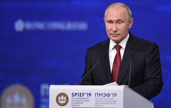 Президент РФ В. Путин на Петербургском международном экономическом форуме. День второй