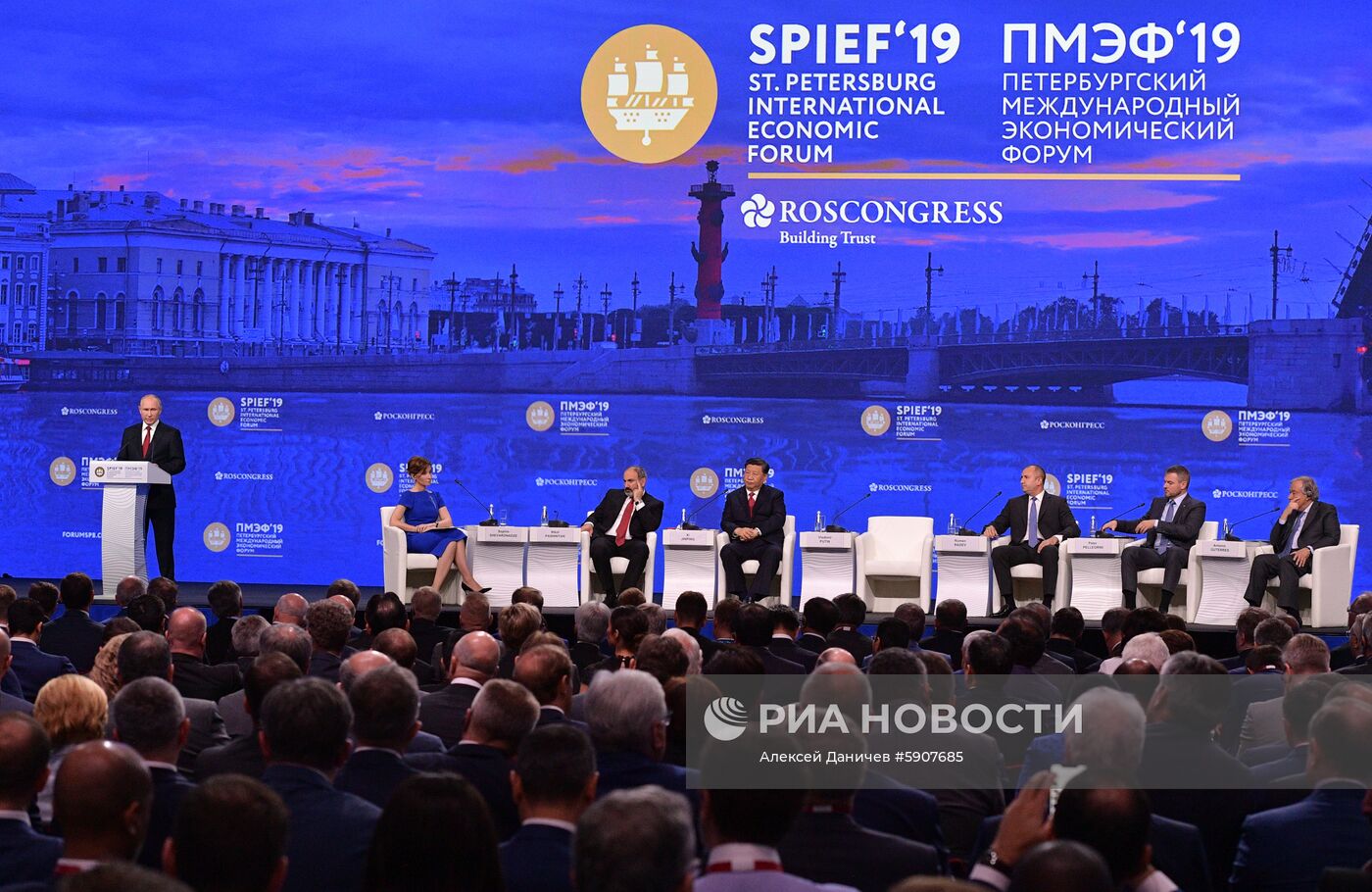 Президент РФ В. Путин на Петербургском международном экономическом форуме. День второй