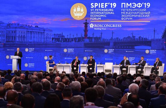 Президент РФ В. Путин на Петербургском международном экономическом форуме. День второй