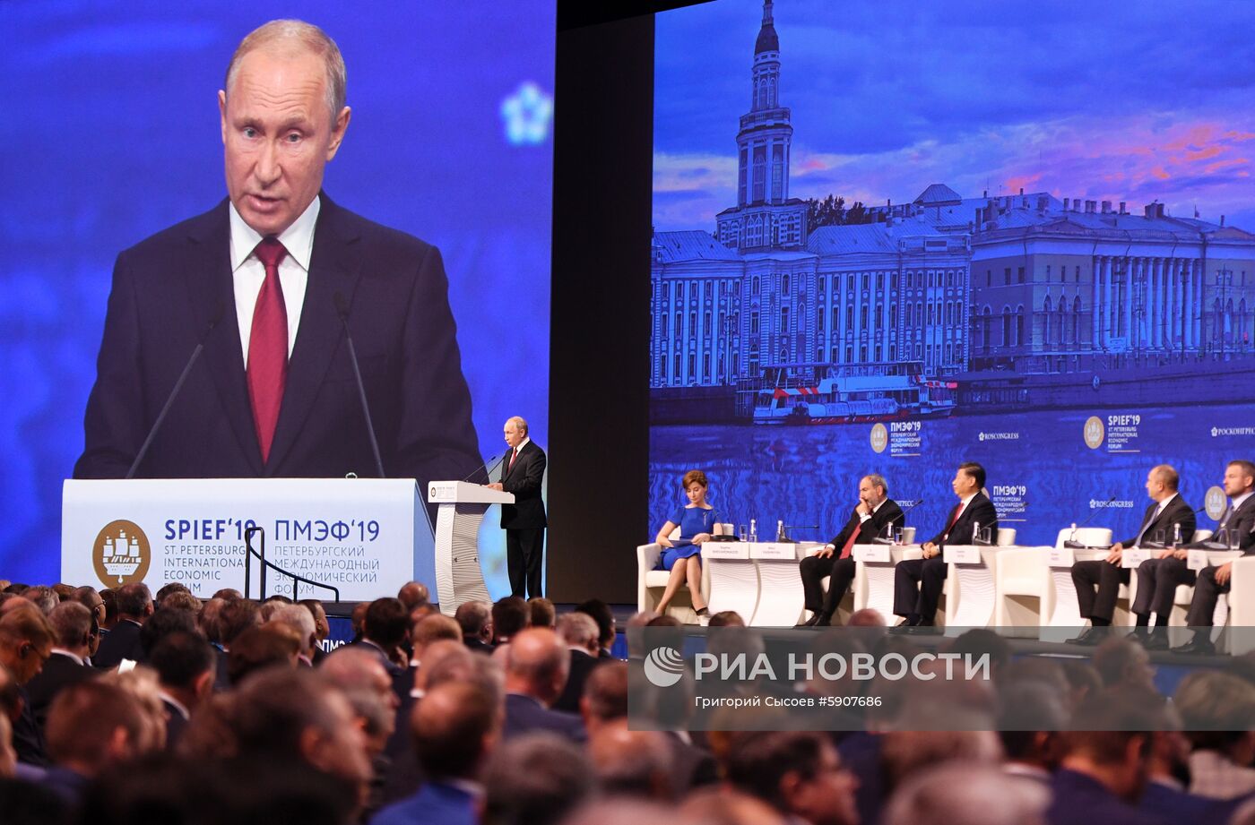 Президент РФ В. Путин на Петербургском международном экономическом форуме. День второй