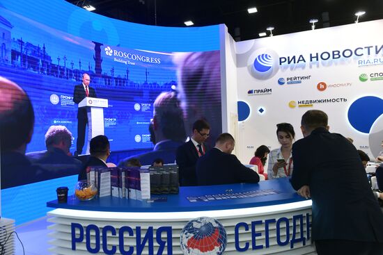 Работа стенда МИА "Россия сегодня" во второй день ПМЭФ