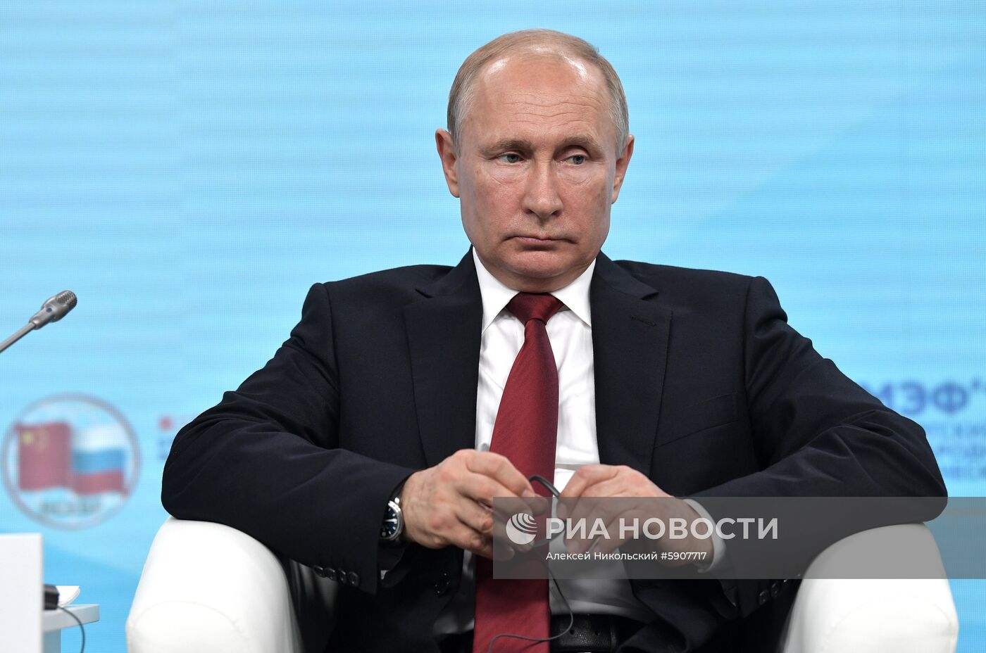 Президент РФ В. Путин на Петербургском международном экономическом форуме. День второй