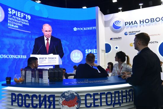 Работа стенда МИА "Россия сегодня" во второй день ПМЭФ