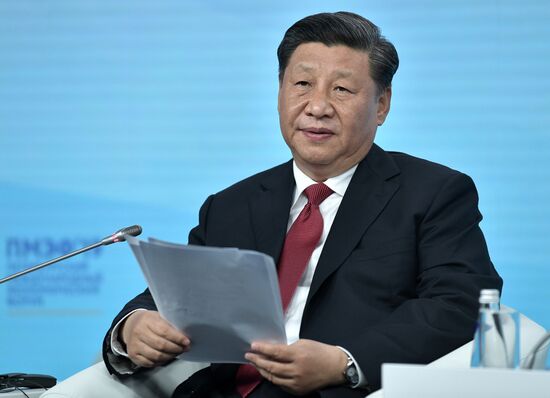 Президент РФ В. Путин на Петербургском международном экономическом форуме. День второй