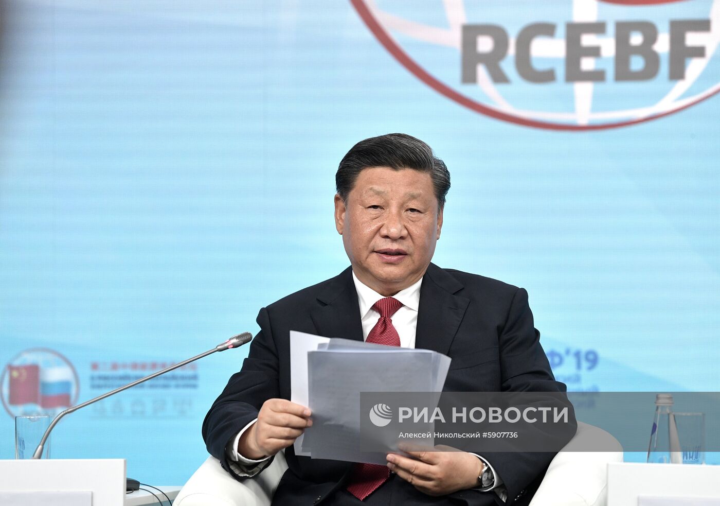 Президент РФ В. Путин на Петербургском международном экономическом форуме. День второй