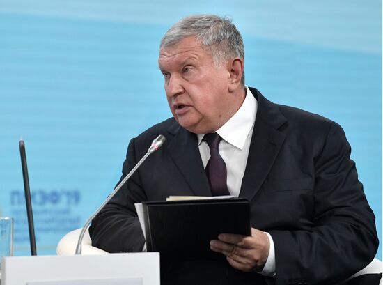 Президент РФ В. Путин на Петербургском международном экономическом форуме. День второй