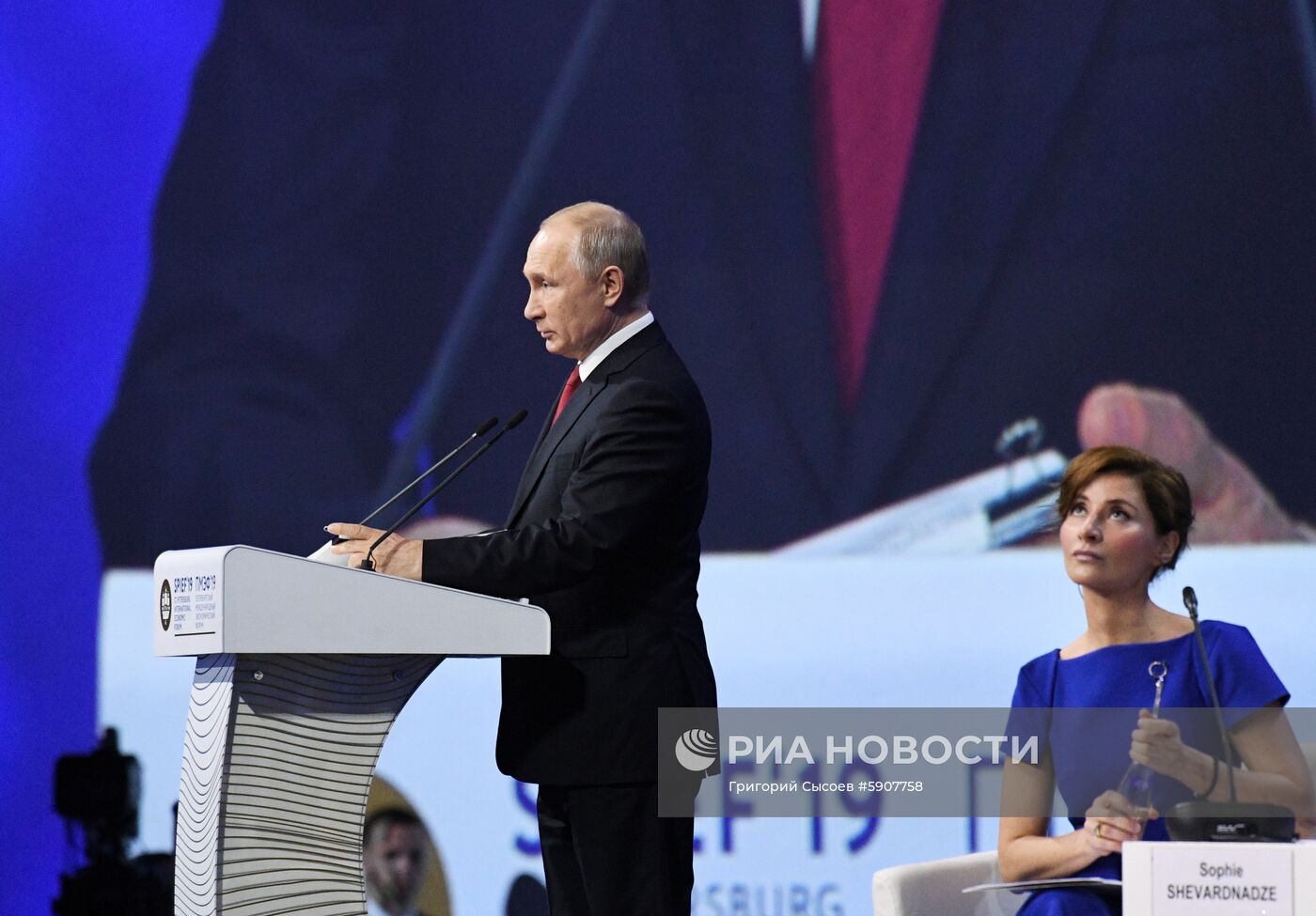 Президент РФ В. Путин на Петербургском международном экономическом форуме. День второй