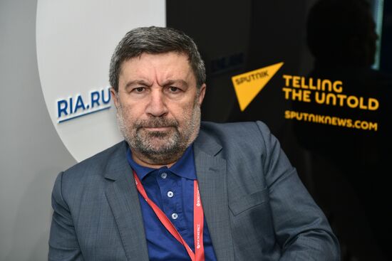 Работа стенда МИА "Россия сегодня" во второй день ПМЭФ