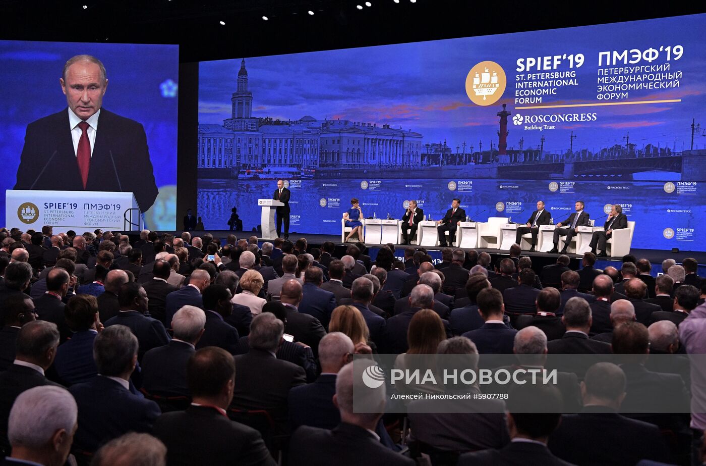 Президент РФ В. Путин на Петербургском международном экономическом форуме. День второй