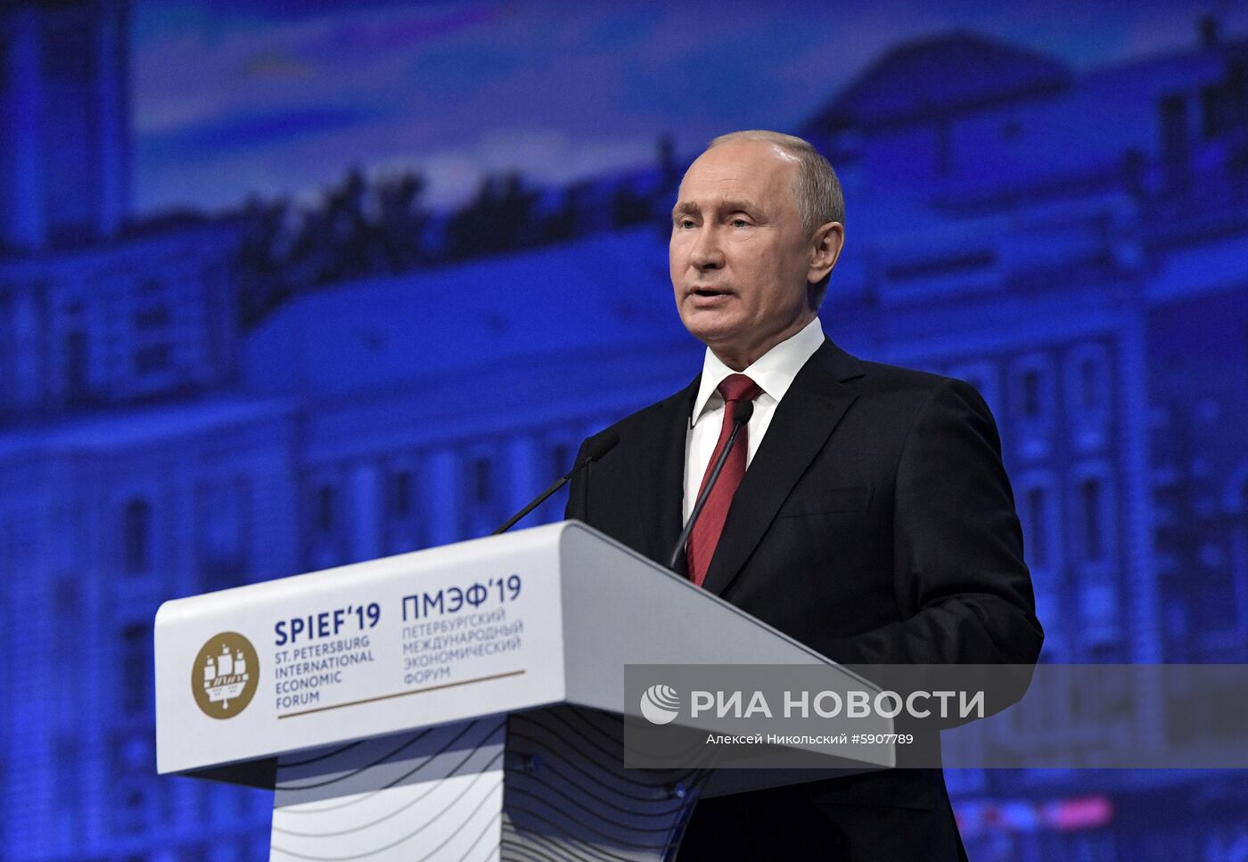 Президент РФ В. Путин на Петербургском международном экономическом форуме. День второй