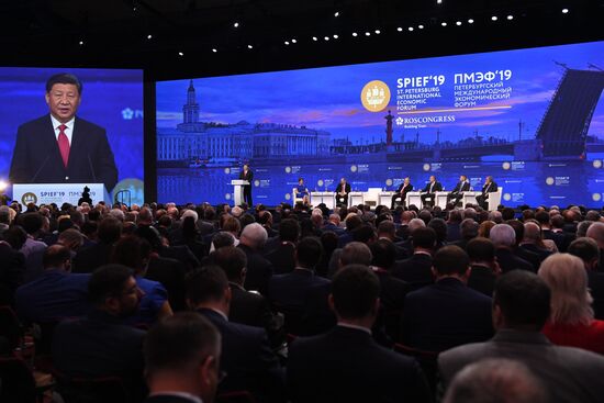 Президент РФ В. Путин на Петербургском международном экономическом форуме. День второй