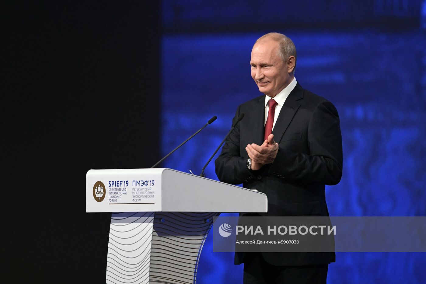 Президент РФ В. Путин на Петербургском международном экономическом форуме. День второй