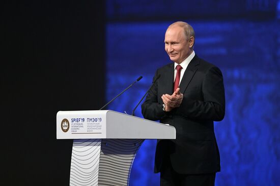 Президент РФ В. Путин на Петербургском международном экономическом форуме. День второй
