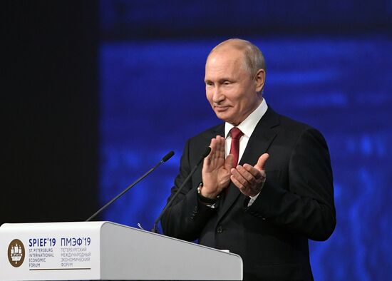 Президент РФ В. Путин на Петербургском международном экономическом форуме. День второй