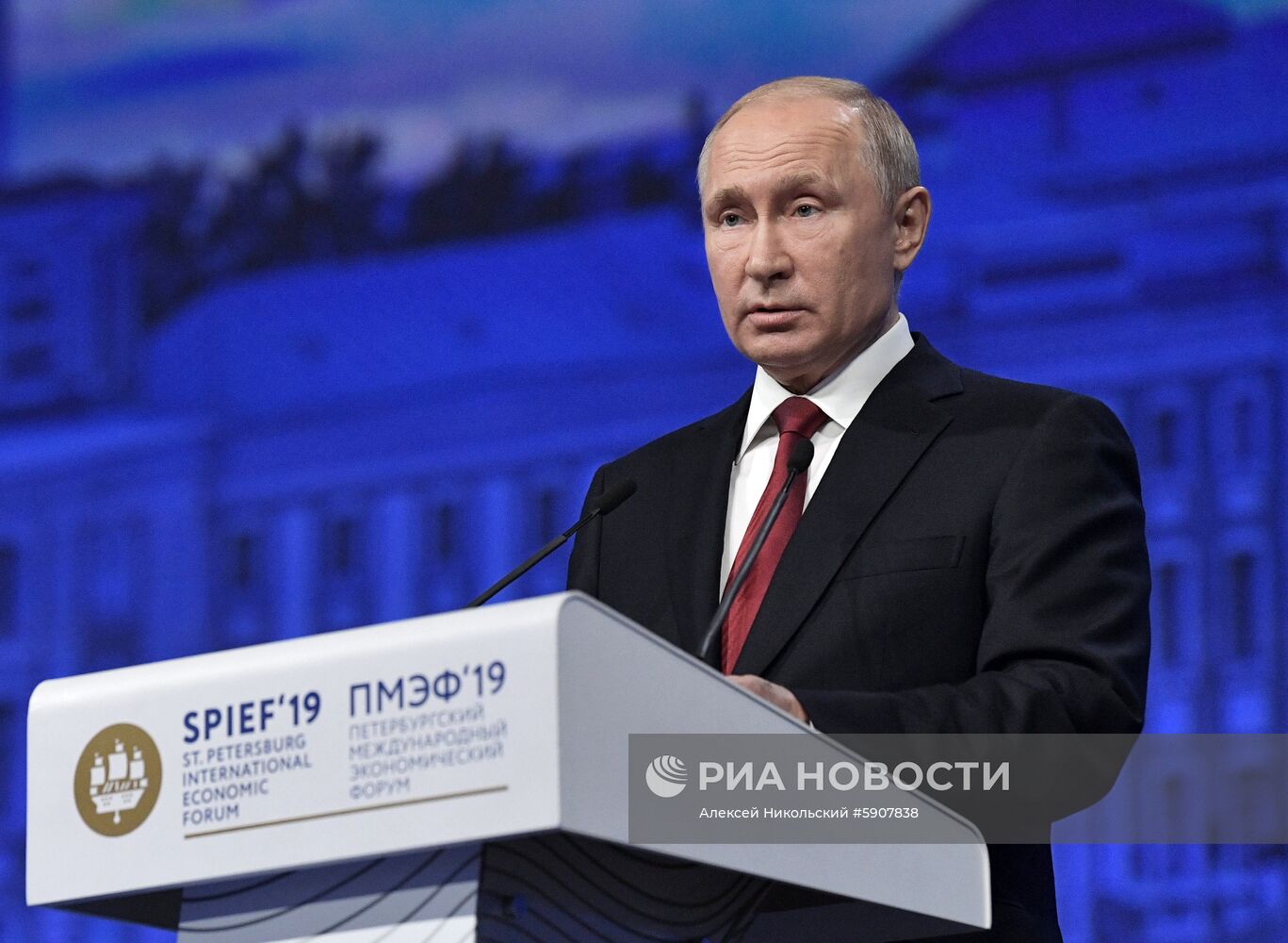 Президент РФ В. Путин на Петербургском международном экономическом форуме. День второй