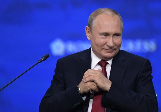 Президент РФ В. Путин на Петербургском международном экономическом форуме. День второй