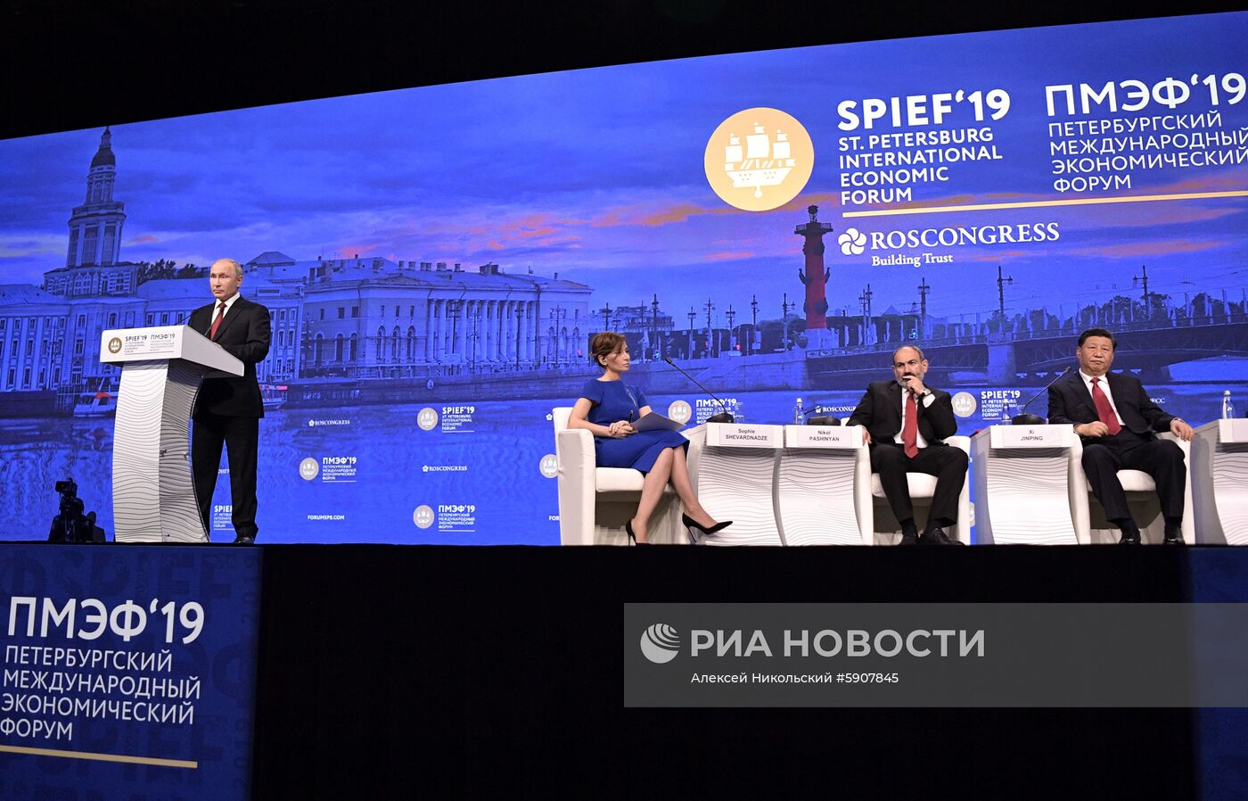 Президент РФ В. Путин на Петербургском международном экономическом форуме. День второй