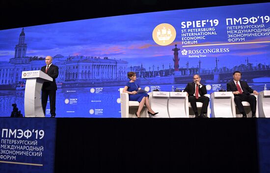 Президент РФ В. Путин на Петербургском международном экономическом форуме. День второй