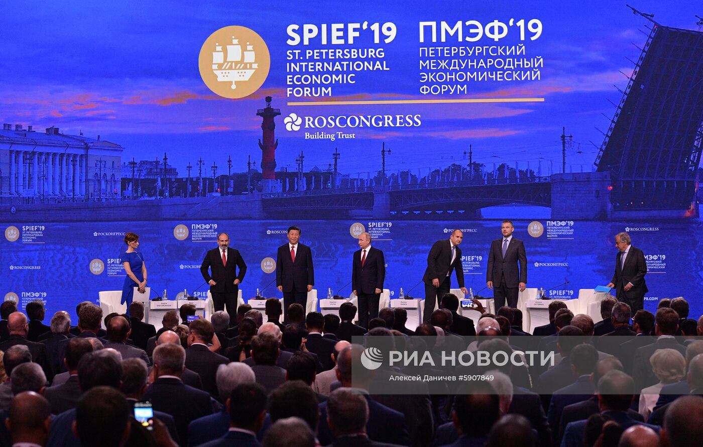 Президент РФ В. Путин на Петербургском международном экономическом форуме. День второй