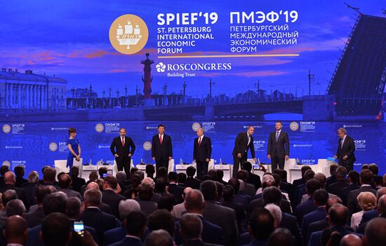 Президент РФ В. Путин на Петербургском международном экономическом форуме. День второй