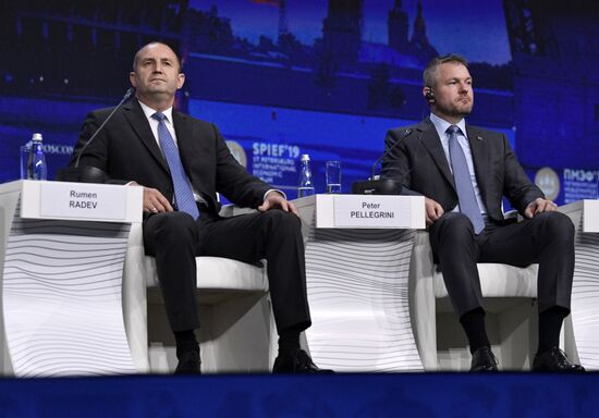 Президент РФ В. Путин на Петербургском международном экономическом форуме. День второй