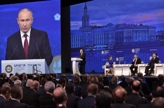 Президент РФ В. Путин на Петербургском международном экономическом форуме. День второй