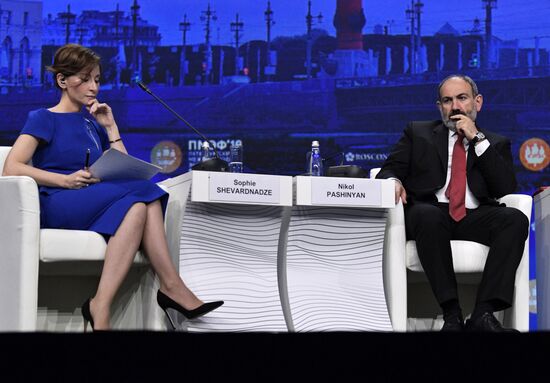 Президент РФ В. Путин на Петербургском международном экономическом форуме. День второй