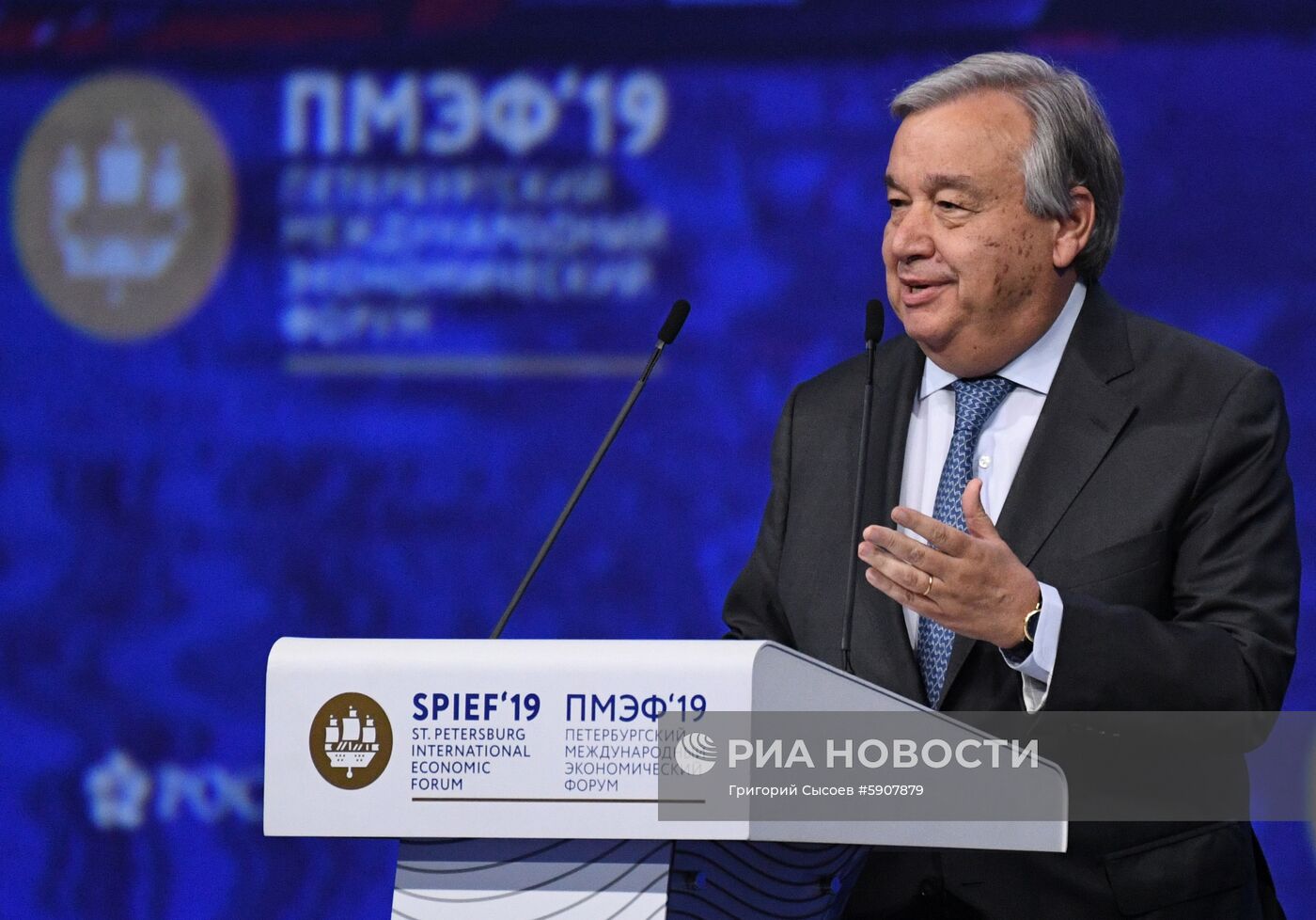 Президент РФ В. Путин на Петербургском международном экономическом форуме. День второй