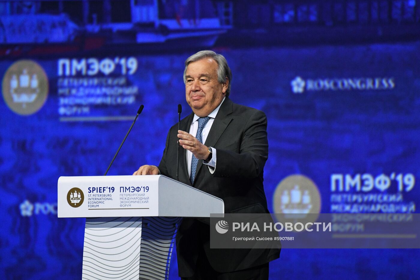 Президент РФ В. Путин на Петербургском международном экономическом форуме. День второй