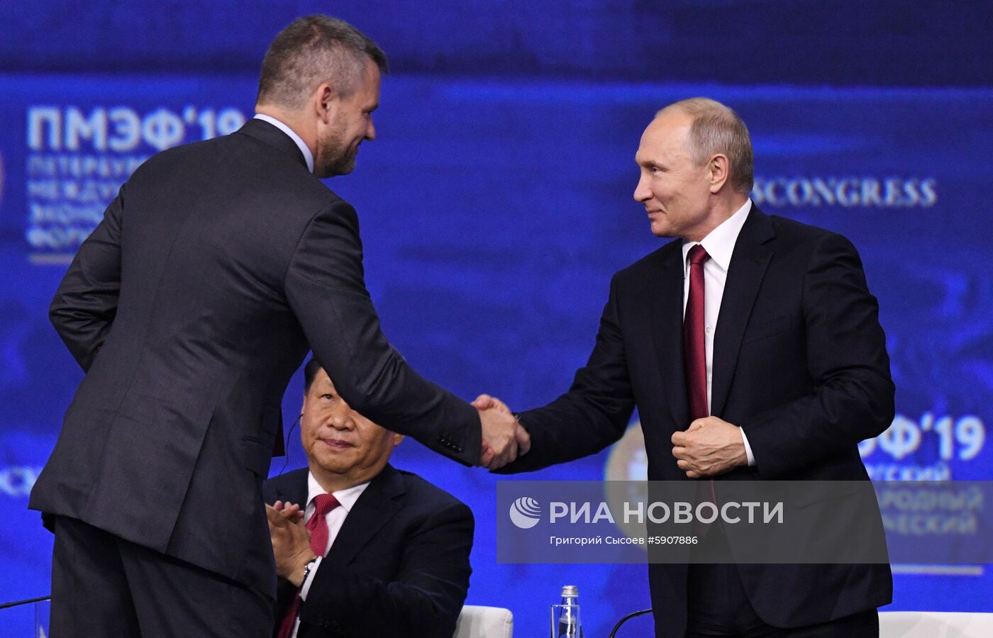 Президент РФ В. Путин на Петербургском международном экономическом форуме. День второй