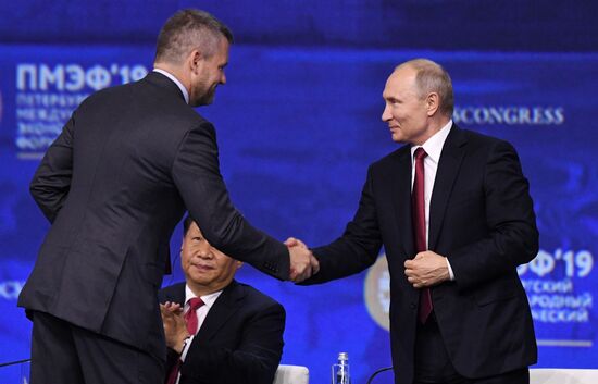 Президент РФ В. Путин на Петербургском международном экономическом форуме. День второй