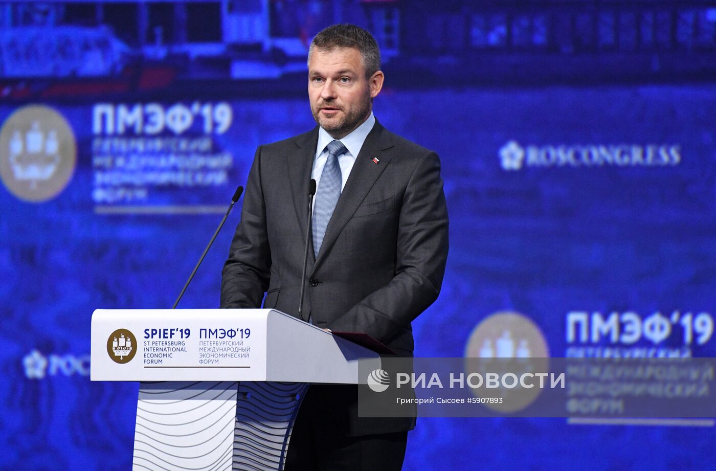 Президент РФ В. Путин на Петербургском международном экономическом форуме. День второй