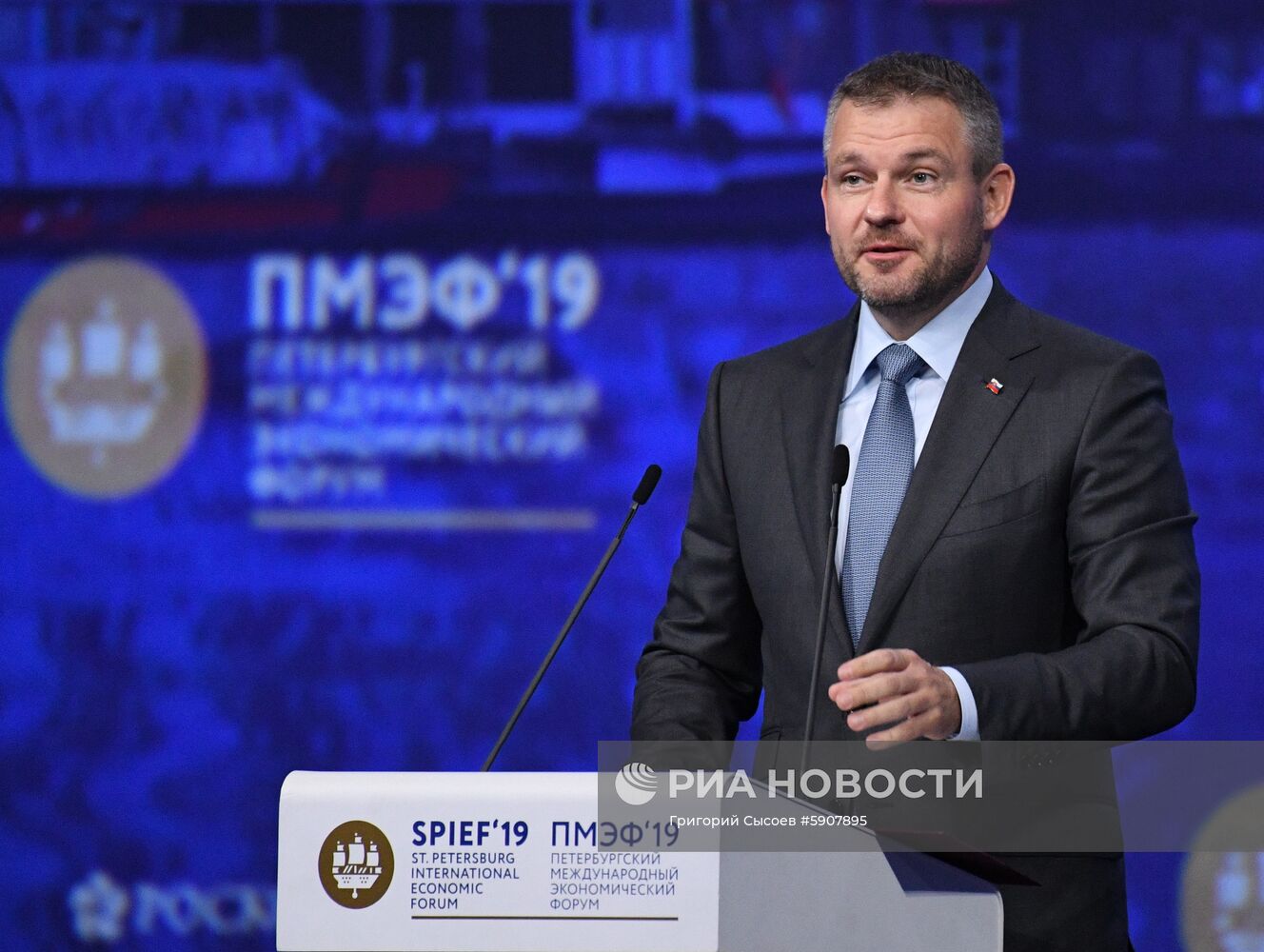 Президент РФ В. Путин на Петербургском международном экономическом форуме. День второй