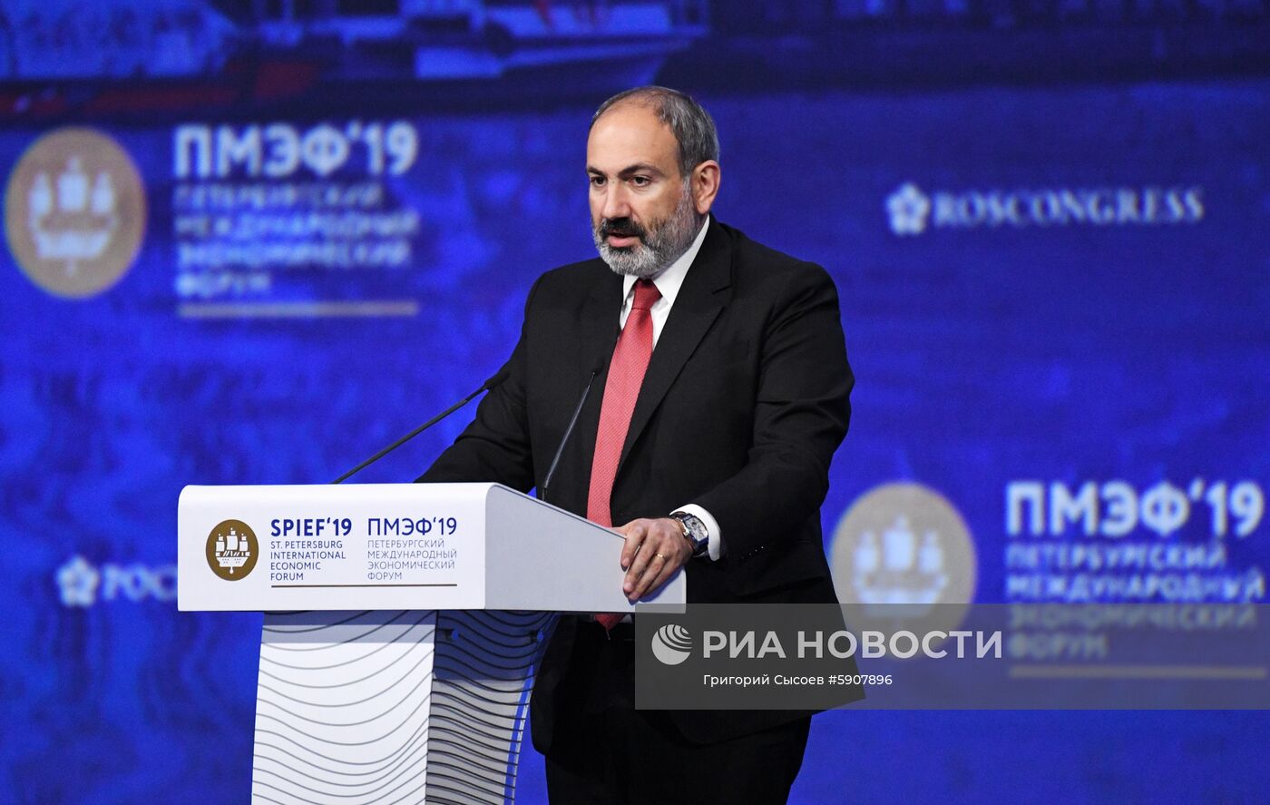 Президент РФ В. Путин на Петербургском международном экономическом форуме. День второй