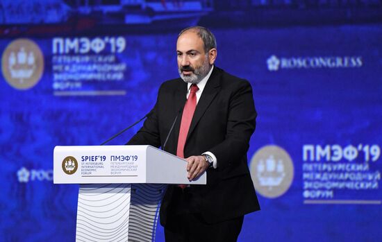 Президент РФ В. Путин на Петербургском международном экономическом форуме. День второй