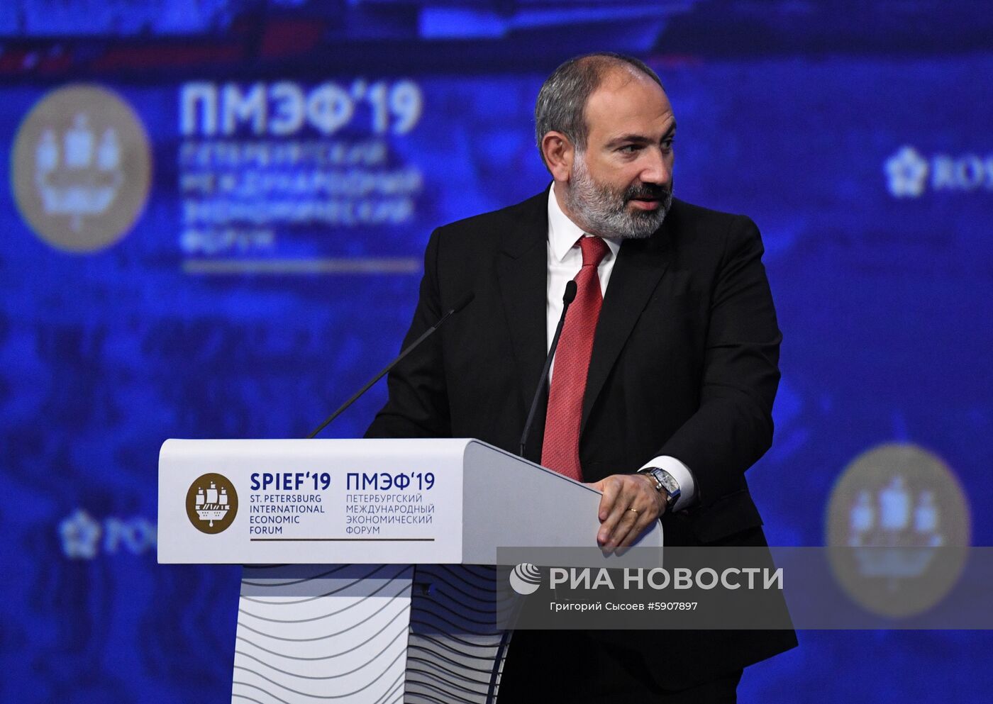 Президент РФ В. Путин на Петербургском международном экономическом форуме. День второй