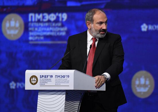 Президент РФ В. Путин на Петербургском международном экономическом форуме. День второй
