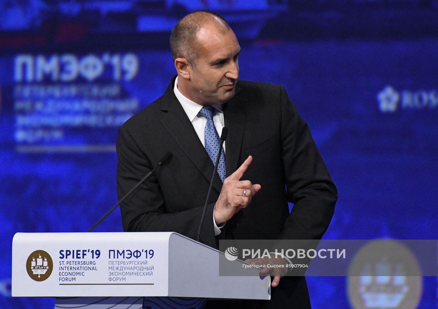 Президент РФ В. Путин на Петербургском международном экономическом форуме. День второй