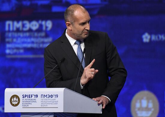 Президент РФ В. Путин на Петербургском международном экономическом форуме. День второй