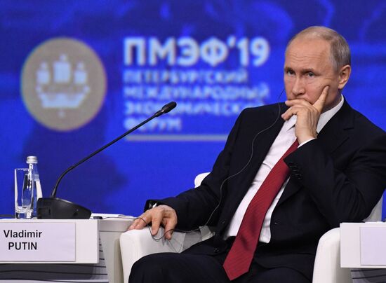 Президент РФ В. Путин на Петербургском международном экономическом форуме. День второй