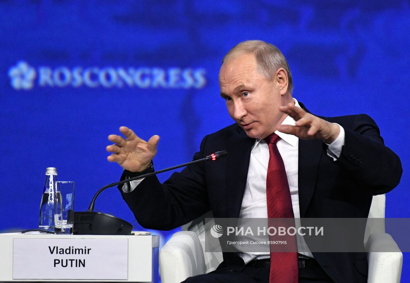 Президент РФ В. Путин на Петербургском международном экономическом форуме. День второй