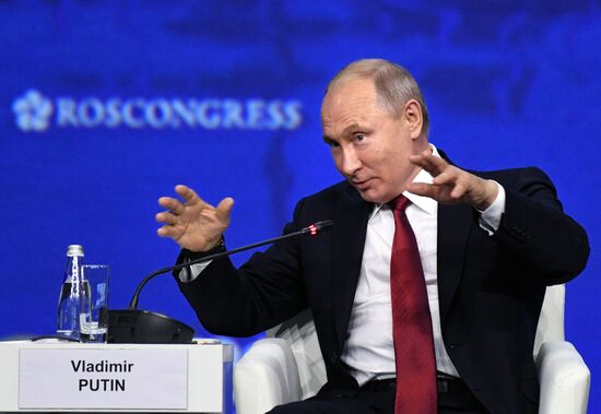 Президент РФ В. Путин на Петербургском международном экономическом форуме. День второй
