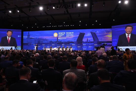 Президент РФ В. Путин на Петербургском международном экономическом форуме. День второй