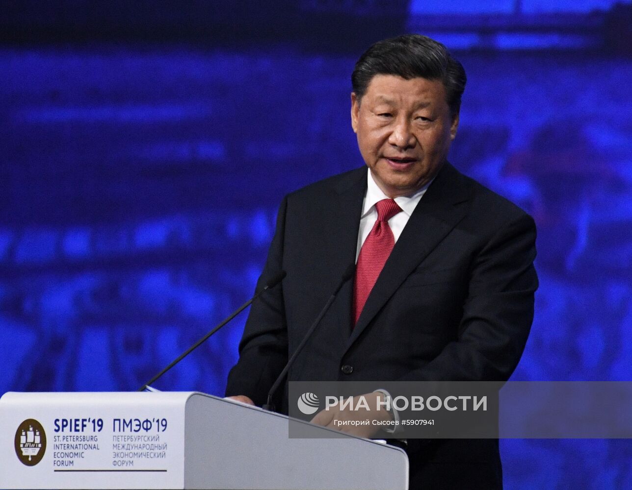 Президент РФ В. Путин на Петербургском международном экономическом форуме. День второй