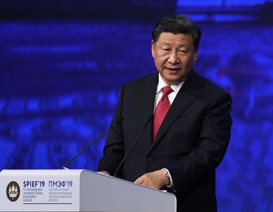 Президент РФ В. Путин на Петербургском международном экономическом форуме. День второй