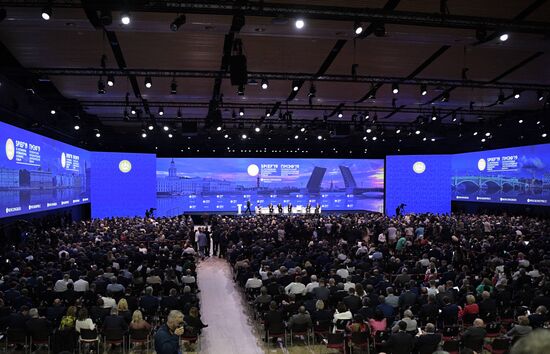 Президент РФ В. Путин на Петербургском международном экономическом форуме. День второй