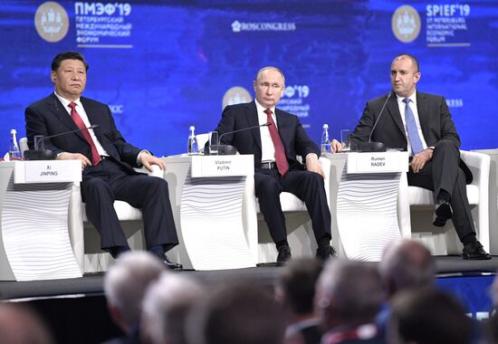 Президент РФ В. Путин на Петербургском международном экономическом форуме. День второй