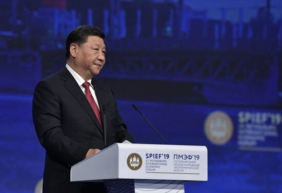 Президент РФ В. Путин на Петербургском международном экономическом форуме. День второй