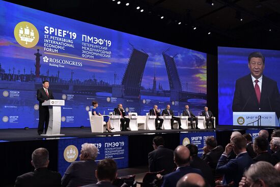 Президент РФ В. Путин на Петербургском международном экономическом форуме. День второй